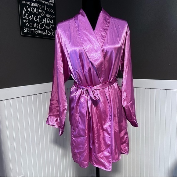 Vintage Frederick’s of Hollywood 80’s silky robe with pockets size medium